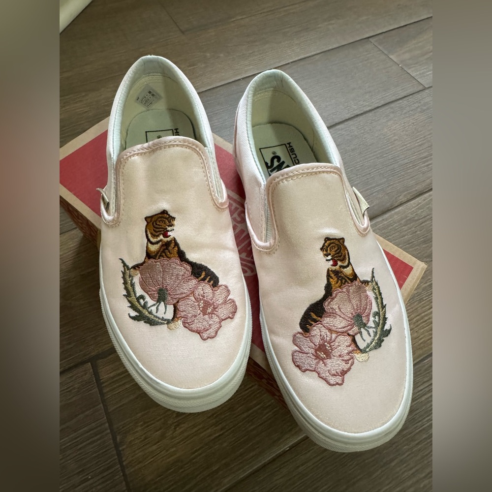 Vans classic slip-on shoes California Souvenir Satin Rose Tiger Embroidered
